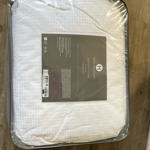 Hotel Collection White Goose Down Comforter. Queen. Medium weight - Picture 3 of 8